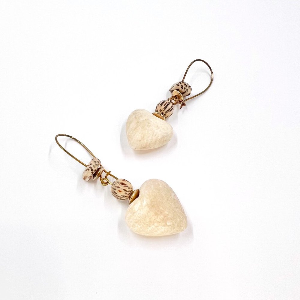 NWOT - Natural Stone Cream Bubble Heart Gold Tone Kidney Wire Earrings